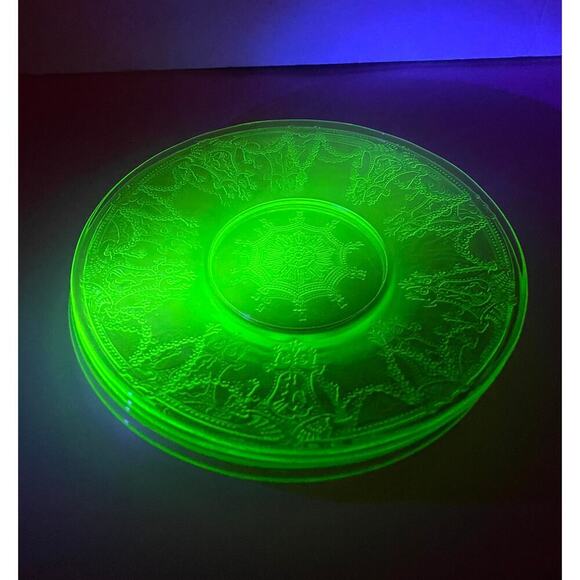 VTG 4 PC Green Depression Saucer Glass Floral Poinsettia 6" Plates Uranium GLOWS - Picture 1 of 11
